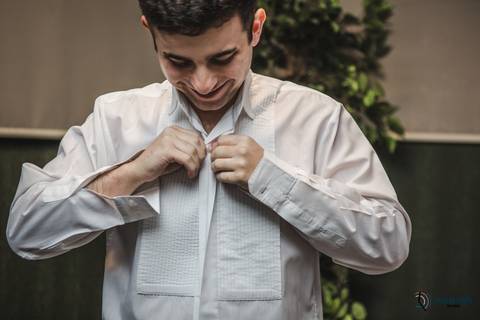 dia do noivo, terno azul, noivo de azul, noivo se arrumando, roupa do noivo, noivo se trocando'