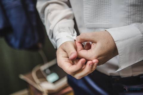 dia do noivo, terno azul, noivo de azul, noivo se arrumando, roupa do noivo, noivo se trocando'