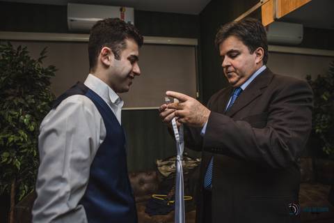 dia do noivo, terno azul, noivo de azul, noivo se arrumando, roupa do noivo, noivo se trocando'