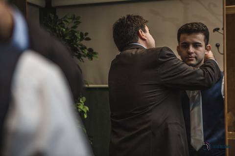 dia do noivo, terno azul, noivo de azul, noivo se arrumando, roupa do noivo, noivo se trocando'