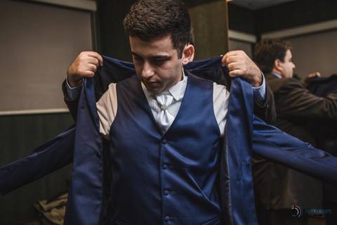 dia do noivo, terno azul, noivo de azul, noivo se arrumando, roupa do noivo, noivo se trocando'