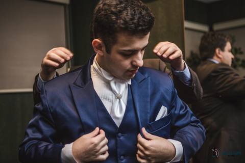 dia do noivo, terno azul, noivo de azul, noivo se arrumando, roupa do noivo, noivo se trocando'