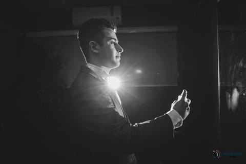 dia do noivo, terno azul, noivo de azul, noivo se arrumando, roupa do noivo, noivo se trocando'