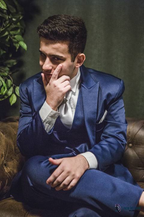 dia do noivo, terno azul, noivo de azul, noivo se arrumando, roupa do noivo, noivo se trocando'