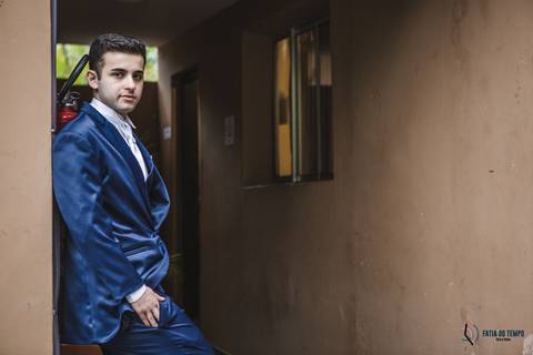 dia do noivo, terno azul, noivo de azul, noivo se arrumando, roupa do noivo, noivo se trocando'