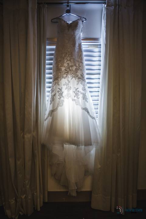 dia da noiva, noiva se maquiando, penteado da noiva, maquiagem da noiva, vestido de noivo, vestido branco, sitio são jorge, espaço vdara, cabelereiro roberto rodriguez'