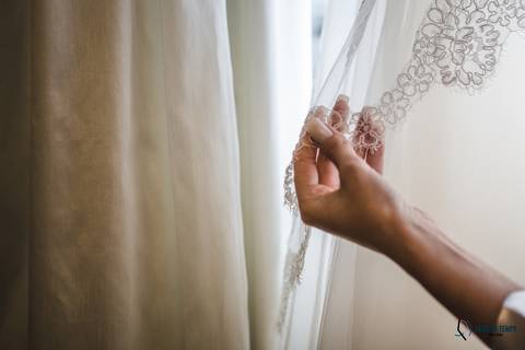 dia da noiva, noiva se maquiando, penteado da noiva, maquiagem da noiva, vestido de noivo, vestido branco, sitio são jorge, espaço vdara, cabelereiro roberto rodriguez'