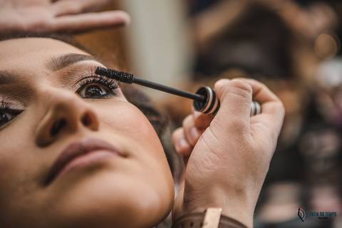 dia da noiva, noiva se maquiando, penteado da noiva, maquiagem da noiva, vestido de noivo, vestido branco, sitio são jorge, espaço vdara, cabelereiro roberto rodriguez'