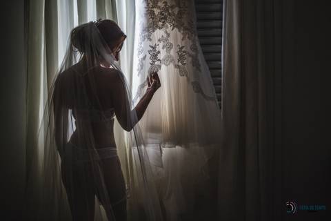 dia da noiva, noiva se maquiando, penteado da noiva, maquiagem da noiva, vestido de noivo, vestido branco, sitio são jorge, espaço vdara, cabelereiro roberto rodriguez'