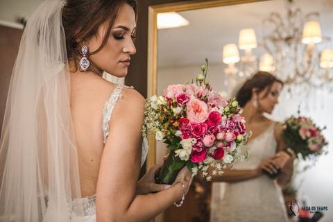 dia da noiva, noiva se maquiando, penteado da noiva, maquiagem da noiva, vestido de noivo, vestido branco, sitio são jorge, espaço vdara, cabelereiro roberto rodriguez'