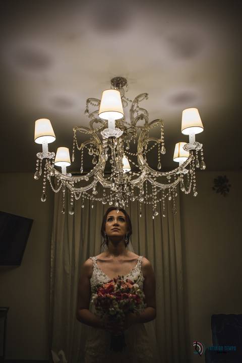 dia da noiva, noiva se maquiando, penteado da noiva, maquiagem da noiva, vestido de noivo, vestido branco, sitio são jorge, espaço vdara, cabelereiro roberto rodriguez'