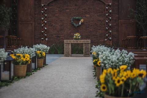 Sitio São Jorge, Espava Vdara, Sitio São Jorge Varangas, Casando no Sitio, Casamento Rustico, Casando no Campo, Casamento no campo, Vestido de noiva sereia, Noivo terno azul, girassol, decoração de casamento com girassol'