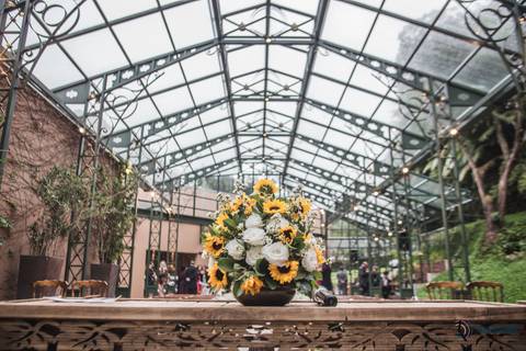 Sitio São Jorge, Espava Vdara, Sitio São Jorge Varangas, Casando no Sitio, Casamento Rustico, Casando no Campo, Casamento no campo, Vestido de noiva sereia, Noivo terno azul, girassol, decoração de casamento com girassol'