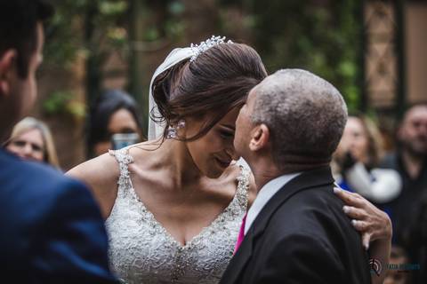 Sitio São Jorge, Espava Vdara, Sitio São Jorge Varangas, Casando no Sitio, Casamento Rustico, Casando no Campo, Casamento no campo, Vestido de noiva sereia, Noivo terno azul, pai entregando a filha pro noivo'