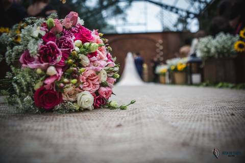Sitio São Jorge, Espava Vdara, Sitio São Jorge Varangas, Casando no Sitio, Casamento Rustico, Casando no Campo, Casamento no campo, Vestido de noiva sereia, Noivo terno azul, buque da noiva, buque rosa, buque de flores rosas'