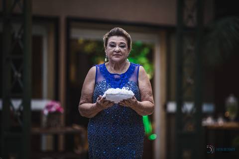 Sitio São Jorge, Espava Vdara, Sitio São Jorge Varangas, Casando no Sitio, Casamento Rustico, Casando no Campo, Casamento no campo, Vestido de noiva sereia, Noivo terno azul, avó entrando com as alianças, avó levando as alianças'