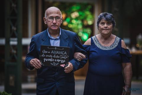 Sitio São Jorge, Espava Vdara, Sitio São Jorge Varangas, Casando no Sitio, Casamento Rustico, Casando no Campo, Casamento no campo, Vestido de noiva sereia, Noivo terno azul, avó levando placa, placa para avós'