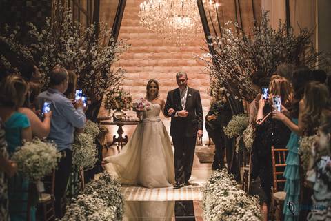 buffet allegro, casamento em são caetano do sul, casamento chique, buffet chique, casamento no buffet, passarela de espelho, decoração chique, allegro buffet, entrada da noiva, noiva com o pai, noiva na passarela de espelho, noiva chique, noiva loira'