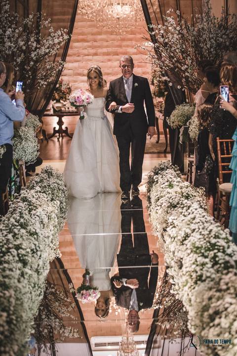 buffet allegro, casamento em são caetano do sul, casamento chique, buffet chique, casamento no buffet, passarela de espelho, decoração chique, allegro buffet, entrada da noiva, noiva com o pai, noiva na passarela de espelho, noiva chique, noiva loira'