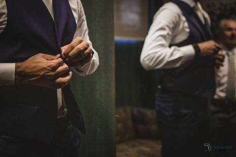 sitio sao jorge, dia do noivo, noivo de terno azul, noivo negro, noivos negros, noiva negra, noiva black power, dia da noiva, sitio são jorge, espaço varandas, maquiagem de noiva, noivo estiloso, noiva se arrumando, noivo se arrumando'