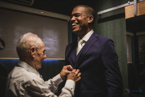 sitio sao jorge, dia do noivo, noivo de terno azul, noivo negro, noivos negros, noiva negra, noiva black power, dia da noiva, sitio são jorge, espaço varandas, maquiagem de noiva, noivo estiloso, noiva se arrumando, noivo se arrumando'