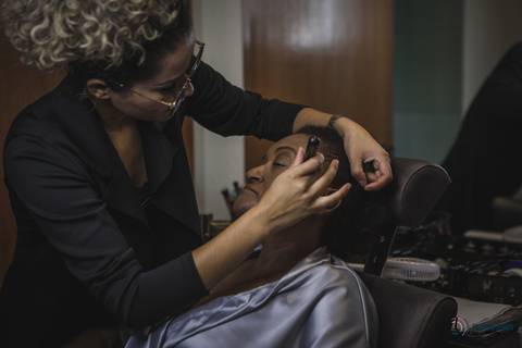 sitio sao jorge, dia do noivo, noivo de terno azul, noivo negro, noivos negros, noiva negra, noiva black power, dia da noiva, sitio são jorge, espaço varandas, maquiagem de noiva, noivo estiloso, noiva se arrumando, noivo se arrumando'