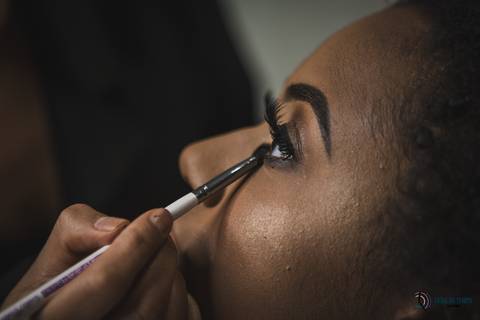 sitio sao jorge, dia do noivo, noivo de terno azul, noivo negro, noivos negros, noiva negra, noiva black power, dia da noiva, sitio são jorge, espaço varandas, maquiagem de noiva, noivo estiloso, noiva se arrumando, noivo se arrumando'