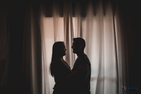 ensaio lifestyle, ensaio casal, ensaio casal em casa, lifestyle casal, precasamento lifestyle, ensaio pre casamento, ensaio pre casamento diferente, ensaio pre casamento com moto, fotos de casal, ensaio pré casamento espontâneo'