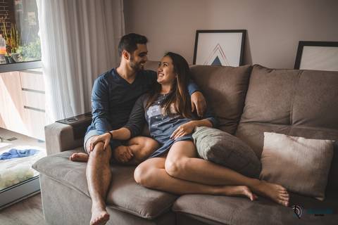 ensaio lifestyle, ensaio casal, ensaio casal em casa, lifestyle casal, precasamento lifestyle, ensaio pre casamento, ensaio pre casamento diferente, ensaio pre casamento com moto, fotos de casal, ensaio pré casamento espontâneo'