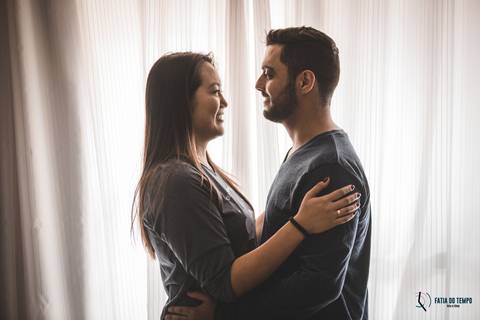 ensaio lifestyle, ensaio casal, ensaio casal em casa, lifestyle casal, precasamento lifestyle, ensaio pre casamento, ensaio pre casamento diferente, ensaio pre casamento com moto, fotos de casal, ensaio pré casamento espontâneo'