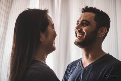 ensaio lifestyle, ensaio casal, ensaio casal em casa, lifestyle casal, precasamento lifestyle, ensaio pre casamento, ensaio pre casamento diferente, ensaio pre casamento com moto, fotos de casal, ensaio pré casamento espontâneo'