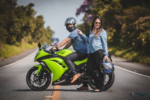 ensaio lifestyle, ensaio casal, ensaio casal em casa, lifestyle casal, precasamento lifestyle, ensaio pre casamento, ensaio pre casamento diferente, ensaio pre casamento com moto, fotos de casal, ensaio pré casamento espontâneo'