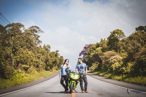 ensaio lifestyle, ensaio casal, ensaio casal em casa, lifestyle casal, precasamento lifestyle, ensaio pre casamento, ensaio pre casamento diferente, ensaio pre casamento com moto, fotos de casal, ensaio pré casamento espontâneo'