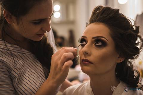 dia da noiva, noiva classica, penteado de noiva, noiva com as madrinhas, robe personalizado, robe de noiva, equipe noh, maquiagem de noiva, penteado de noiva, make noiva, sapato da noiva, noivas classicas, casamento na cidade'