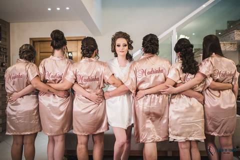 dia da noiva, noiva classica, penteado de noiva, noiva com as madrinhas, robe personalizado, robe de noiva, equipe noh, maquiagem de noiva, penteado de noiva, make noiva, sapato da noiva, noivas classicas, casamento na cidade'