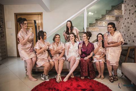 dia da noiva, noiva classica, penteado de noiva, noiva com as madrinhas, robe personalizado, robe de noiva, equipe noh, maquiagem de noiva, penteado de noiva, make noiva, sapato da noiva, noivas classicas, casamento na cidade'