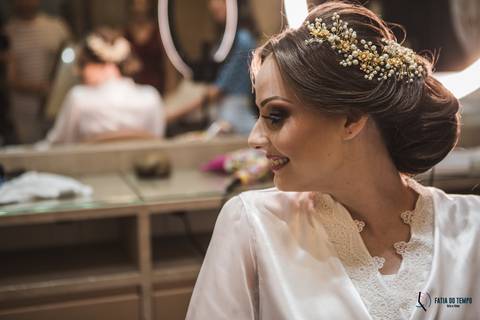 dia da noiva, noiva classica, penteado de noiva, noiva com as madrinhas, robe personalizado, robe de noiva, equipe noh, maquiagem de noiva, penteado de noiva, make noiva, sapato da noiva, noivas classicas, casamento na cidade'