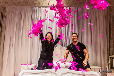 Funcast, Fotos em cenário, pre casamento, pre casamento diferente, pré casamento em cenário, cenário para fotos, funcast brasil, funcast sp, pre casamento na cidade, pre casamento divertido, pré casamento com alegria, casamento descontraido, pre casamento'