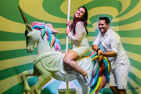 Funcast, Fotos em cenário, pre casamento, pre casamento diferente, pré casamento em cenário, cenário para fotos, funcast brasil, funcast sp, pre casamento na cidade, pre casamento divertido, pré casamento com alegria, casamento descontraido, pre casamento'