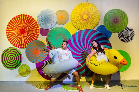 Funcast, Fotos em cenário, pre casamento, pre casamento diferente, pré casamento em cenário, cenário para fotos, funcast brasil, funcast sp, pre casamento na cidade, pre casamento divertido, pré casamento com alegria, casamento descontraido, pre casamento'