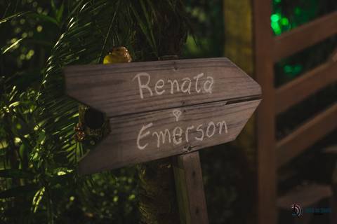 recanto dos sonhos, casamento no riacho, chacará no riacho, casamento ao ar livre, casamento rustico, noiva baixinha, noivo alto, vestido de noiva, decoração verde, escola de samba no casamento, casamento chique, madrinhas coloridas'