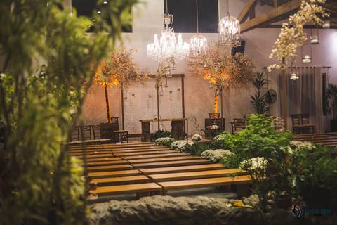 recanto dos sonhos, casamento no riacho, chacará no riacho, casamento ao ar livre, casamento rustico, noiva baixinha, noivo alto, vestido de noiva, decoração verde, escola de samba no casamento, casamento chique, madrinhas coloridas'