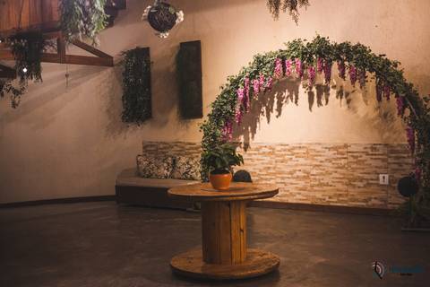 recanto dos sonhos, casamento no riacho, chacará no riacho, casamento ao ar livre, casamento rustico, noiva baixinha, noivo alto, vestido de noiva, decoração verde, escola de samba no casamento, casamento chique, madrinhas coloridas'