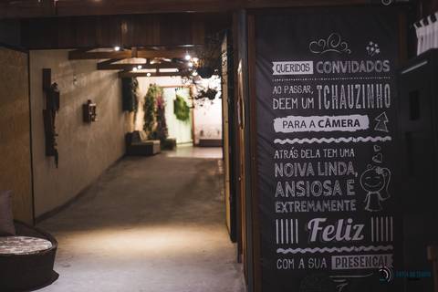 recanto dos sonhos, casamento no riacho, chacará no riacho, casamento ao ar livre, casamento rustico, noiva baixinha, noivo alto, vestido de noiva, decoração verde, escola de samba no casamento, casamento chique, madrinhas coloridas'