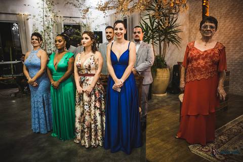 recanto dos sonhos, casamento no riacho, chacará no riacho, casamento ao ar livre, casamento rustico, noiva baixinha, noivo alto, vestido de noiva, decoração verde, escola de samba no casamento, casamento chique, madrinhas coloridas'