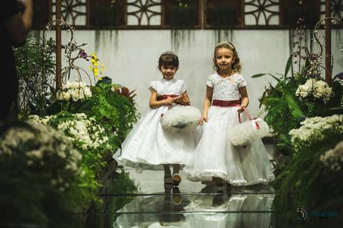 recanto dos sonhos, casamento no riacho, chacará no riacho, casamento ao ar livre, casamento rustico, noiva baixinha, noivo alto, vestido de noiva, decoração verde, escola de samba no casamento, casamento chique, madrinhas coloridas'