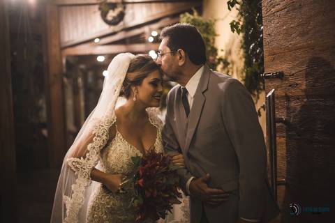 recanto dos sonhos, casamento no riacho, chacará no riacho, casamento ao ar livre, casamento rustico, noiva baixinha, noivo alto, vestido de noiva, decoração verde, escola de samba no casamento, casamento chique, madrinhas coloridas'