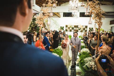 recanto dos sonhos, casamento no riacho, chacará no riacho, casamento ao ar livre, casamento rustico, noiva baixinha, noivo alto, vestido de noiva, decoração verde, escola de samba no casamento, casamento chique, madrinhas coloridas'