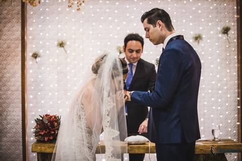 recanto dos sonhos, casamento no riacho, chacará no riacho, casamento ao ar livre, casamento rustico, noiva baixinha, noivo alto, vestido de noiva, decoração verde, escola de samba no casamento, casamento chique, madrinhas coloridas'