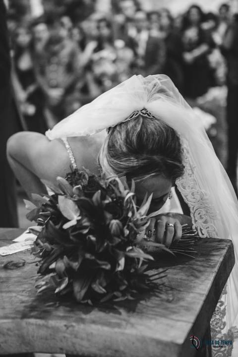 recanto dos sonhos, casamento no riacho, chacará no riacho, casamento ao ar livre, casamento rustico, noiva baixinha, noivo alto, vestido de noiva, decoração verde, escola de samba no casamento, casamento chique, madrinhas coloridas'